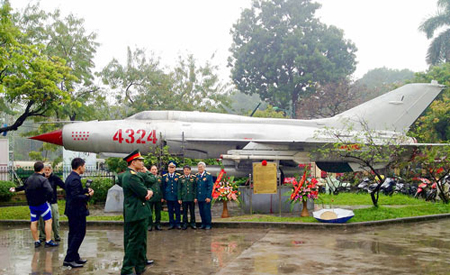 Máy bay Mig 21-F94 số hiệu 4324 trưng bày tại Bảo tàng Lịch sử Quân sự Việt Nam
